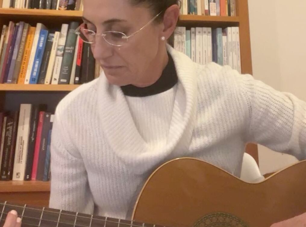 Claudia Sheinbaum tocando la guitarra desde su casa en su primer live en Facebook