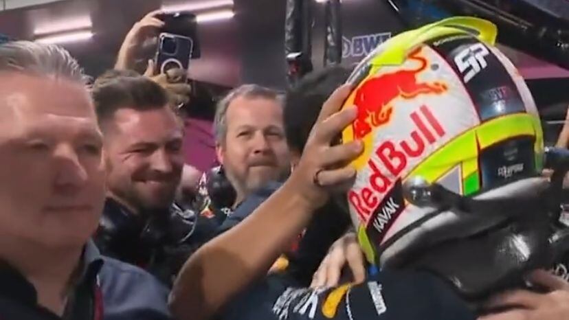 Checo Pérez puso incómodo al papá de Max Verstappen con su victoria en el GP de Arabia Saudita.