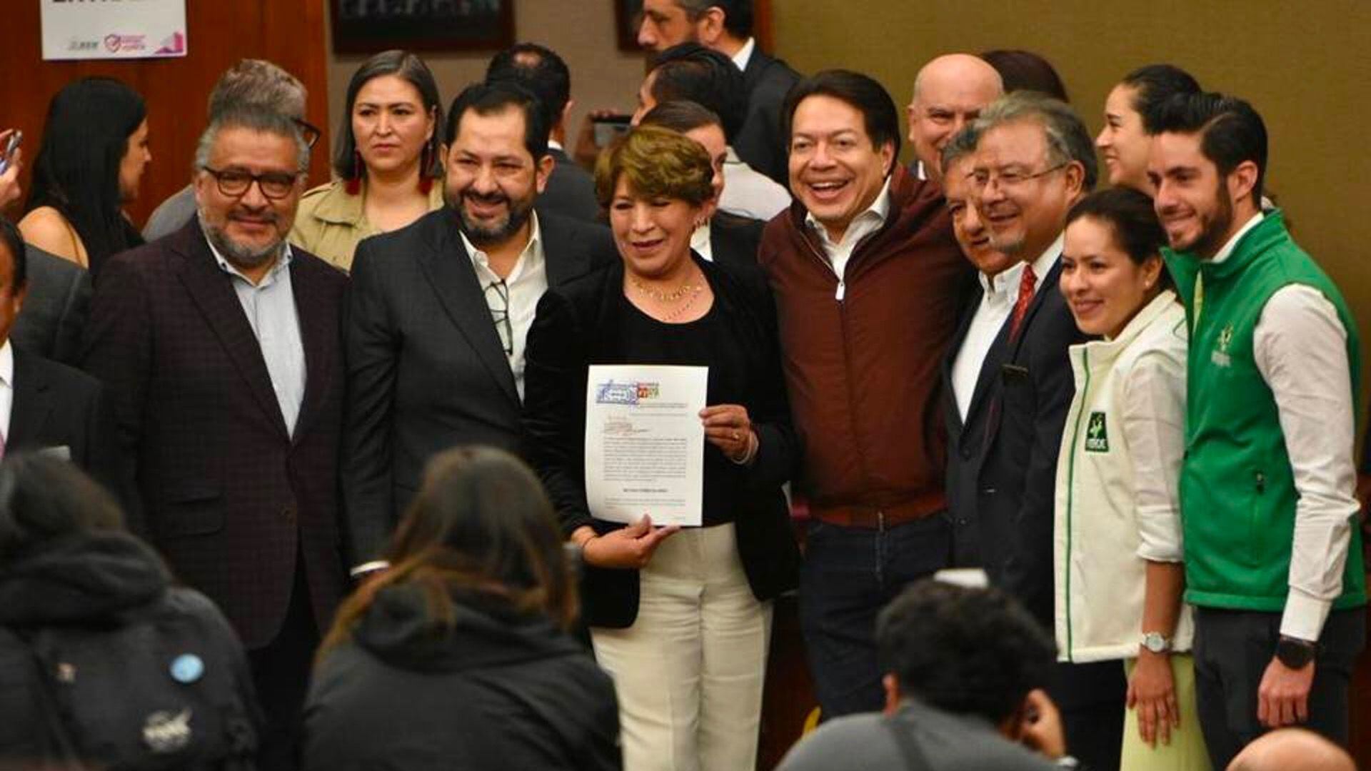 Delfina Gómez se registra como candidata al Estado de México arropada por gobernadores de Morena
