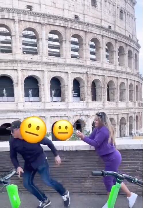 Le pide matrimonio a su novio en el Coliseo de Roma