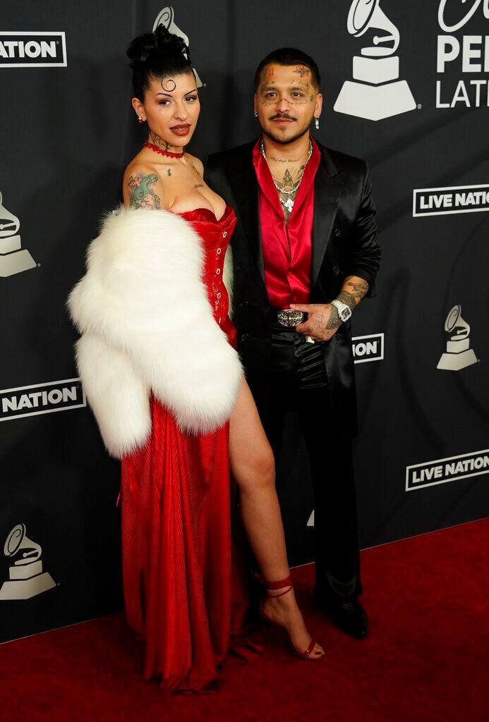 Christian Nodal con su novia Cazzu en los Latin Grammy 2022.