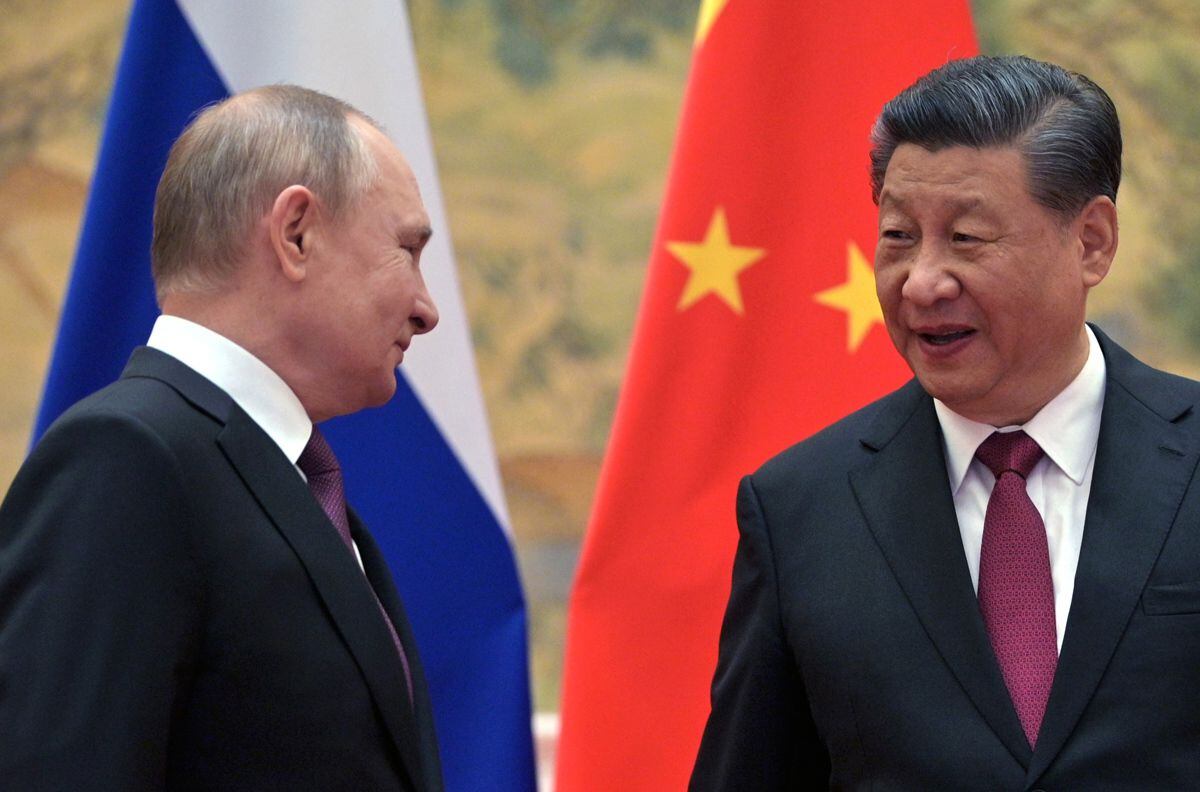 El presidente de Rusia, Vladimir Putin (i) y el presidente de China, Xi Jinping (d) se saludan en Pekín, China, el 4 de febrero de 2022. EFE/EPA/ALEXEI DRUZHININ / KREMLIN / SPUTNIK