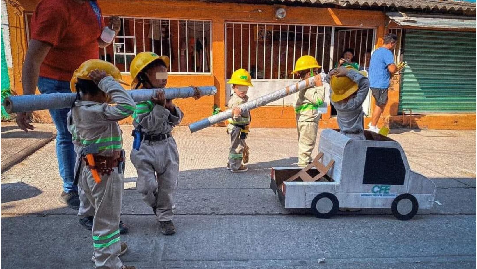 Niños se disfrazan de trabajadores de la CFE para reconocer su trabajo en Acapulco