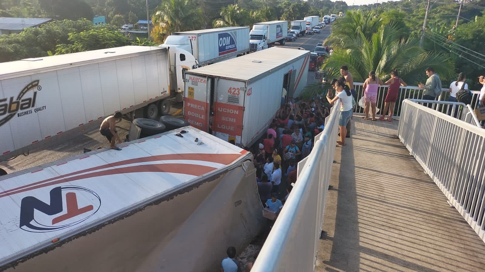 Camión con cerveza vuelca en Tabasco y habitantes se roban la mercancía