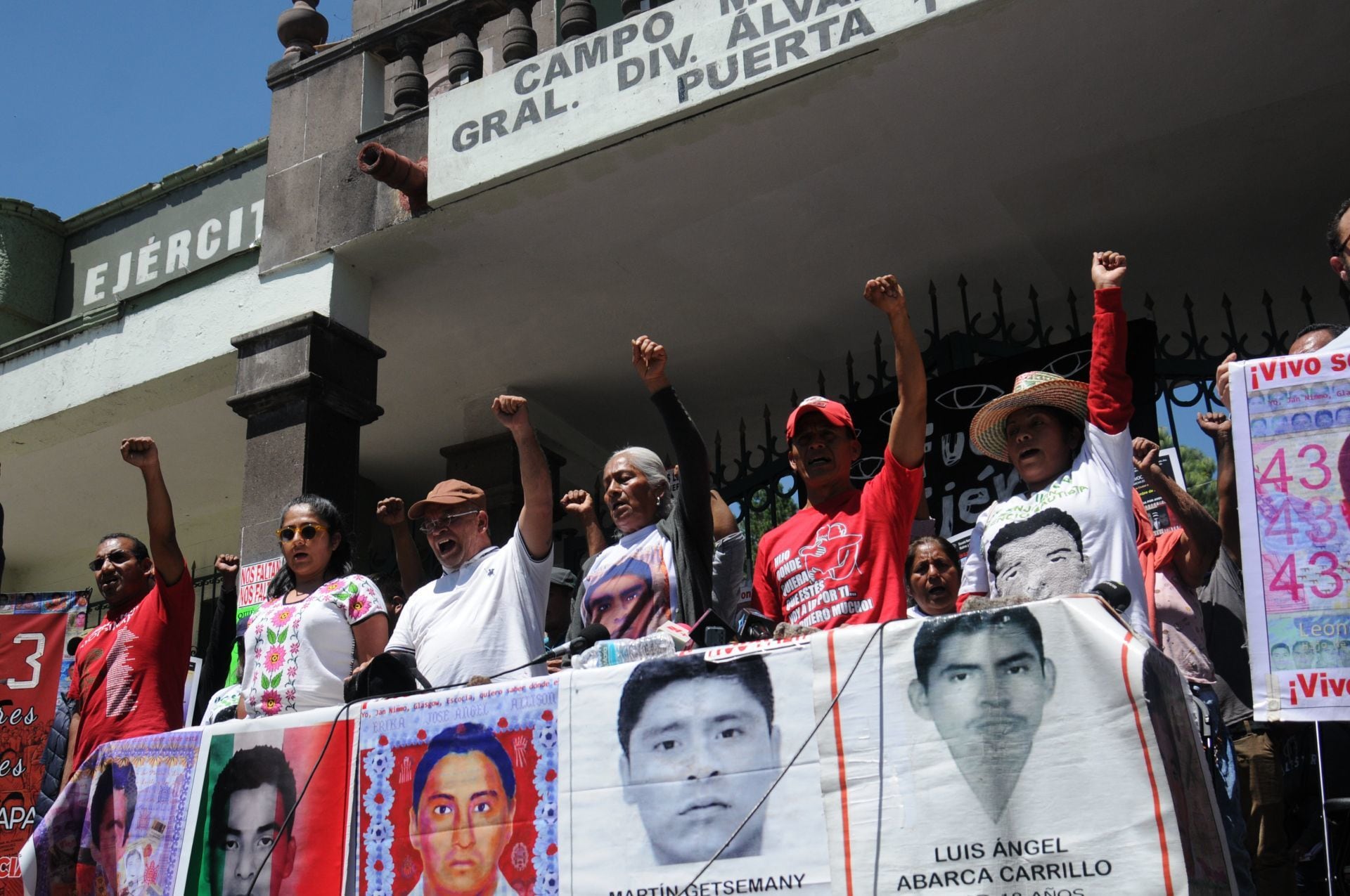 Padres de 43 normalistas de Ayotzinapa exigen investigar a Enrique Peña Nieto por verdad histórica