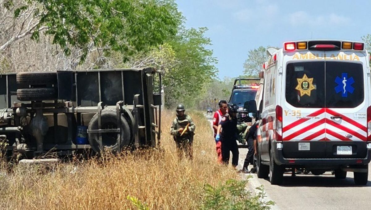 Vuelca camión de la Sedena en la carretera Mérida-Celestún