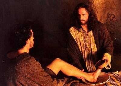Viernes Santo revive la icónica escena del lavatorio de pies en La pasión de Cristo de Mel Gibson