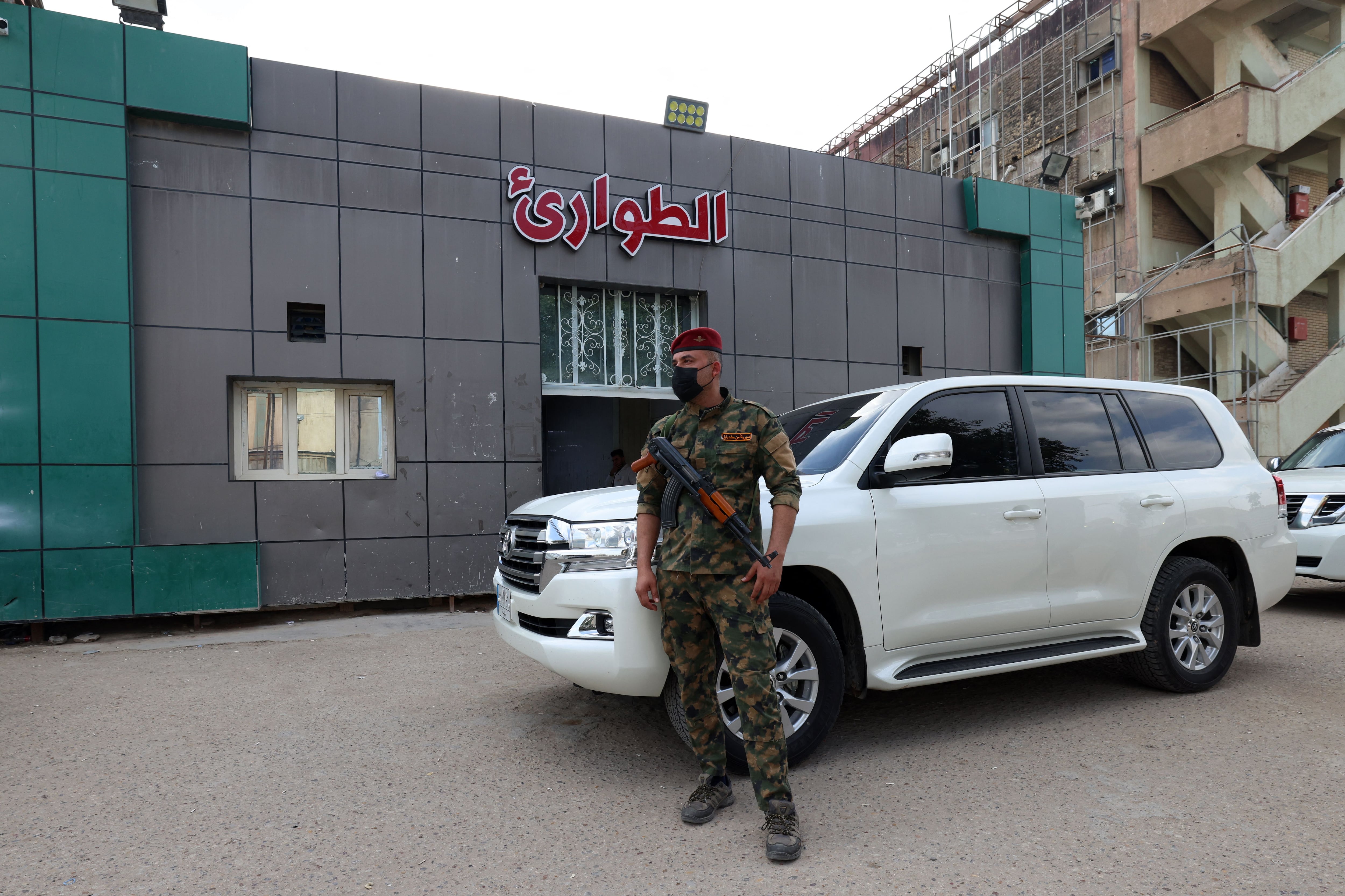 Soldado iraquí hace guardia en un hospital de Hilla tras ataque a base con simpatizantes de Irán