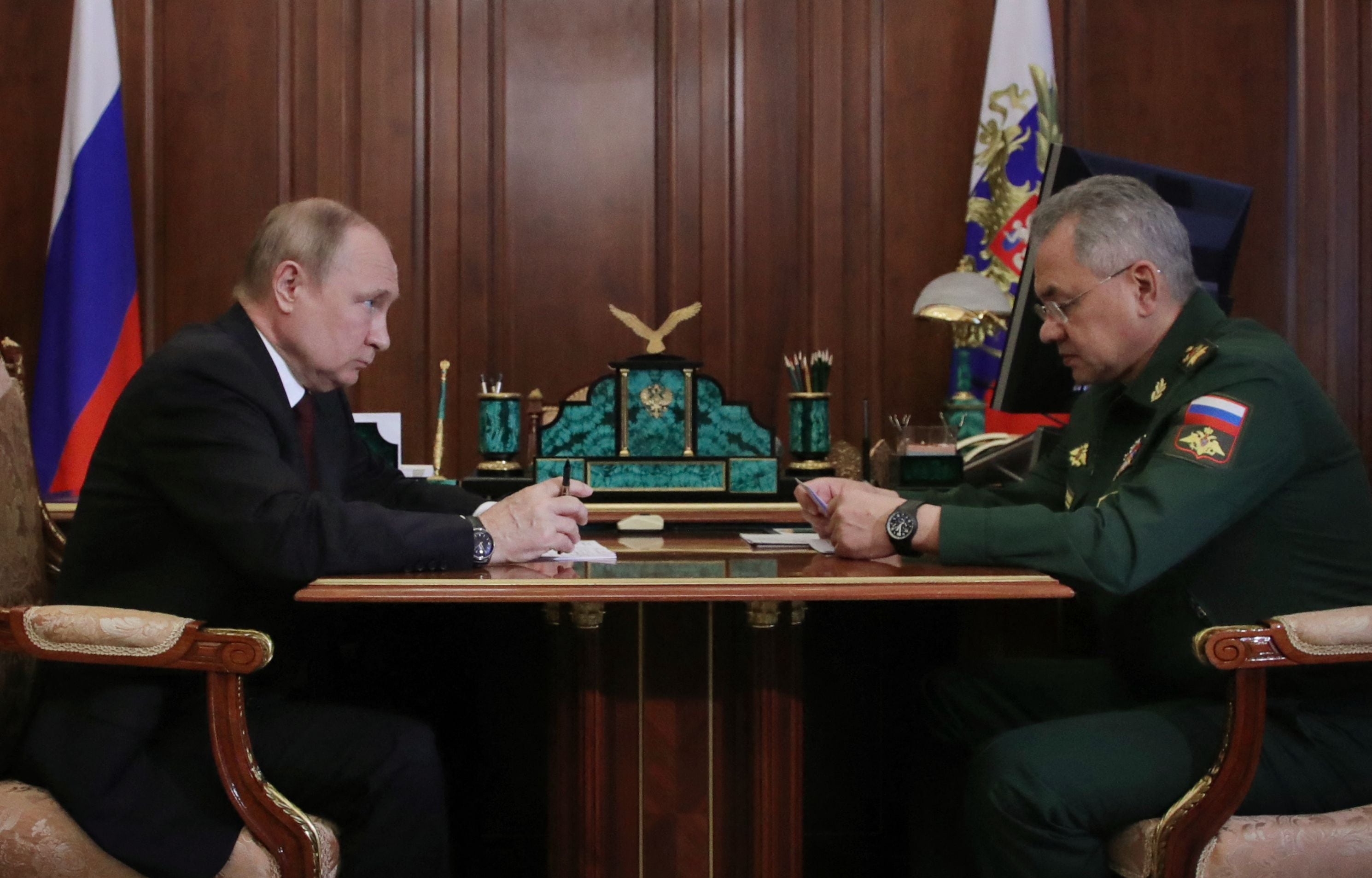 Vladimir Putin presidente de Rusia con Sergei Shoigu su ministro de Defensa SPUTNIK / AFP