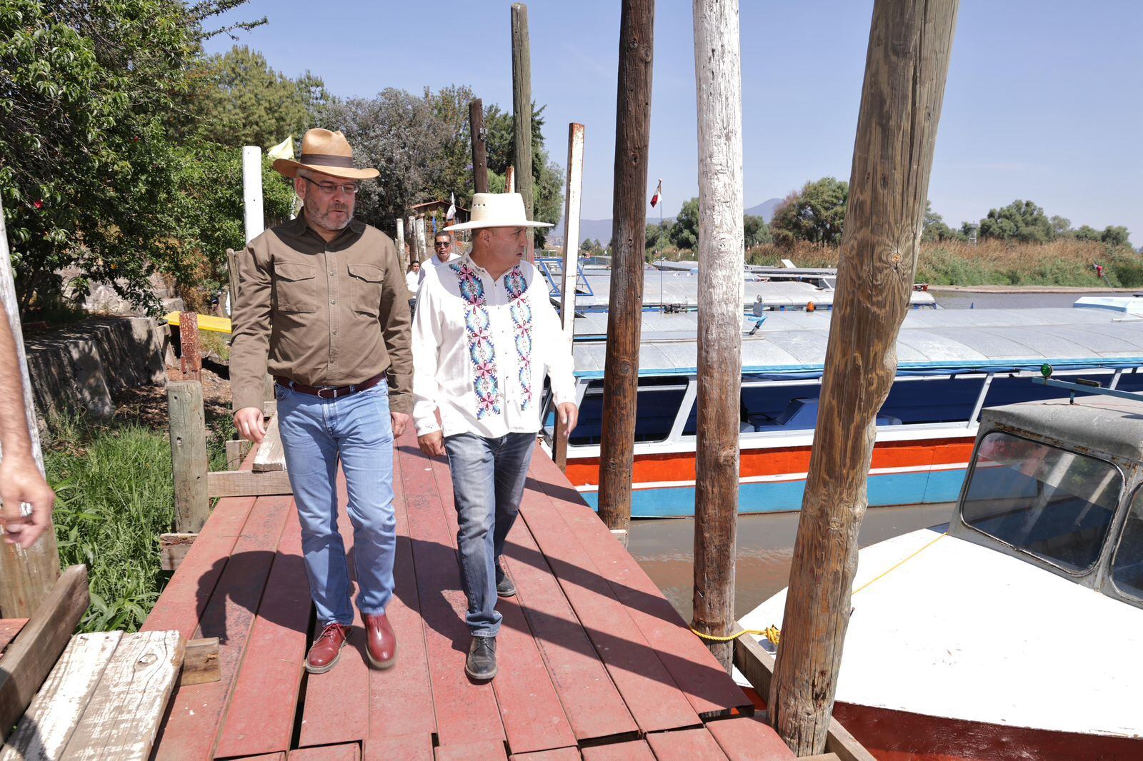 Alfredo Ramírez Bedolla visita lago y manantiales de Pátzcuaro