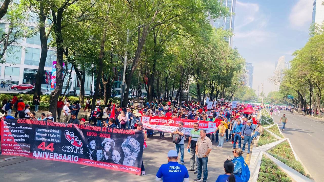Marcha de la CNTE tras reunión con AMLO el 15 de abril