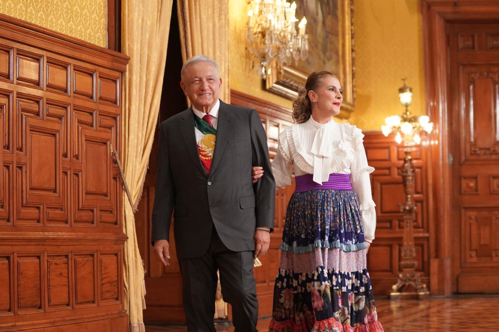 Beatriz Gutiérrez uso un vestido durante el Grito de Independencia que no escapó al clasismo