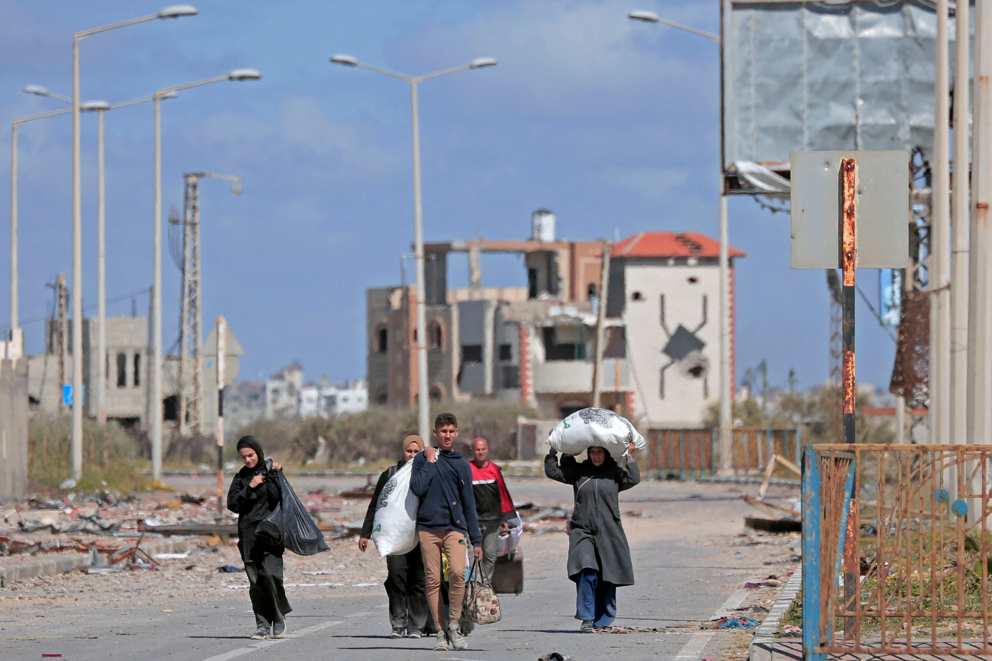Palestinos son desplazados tras ataques israelís