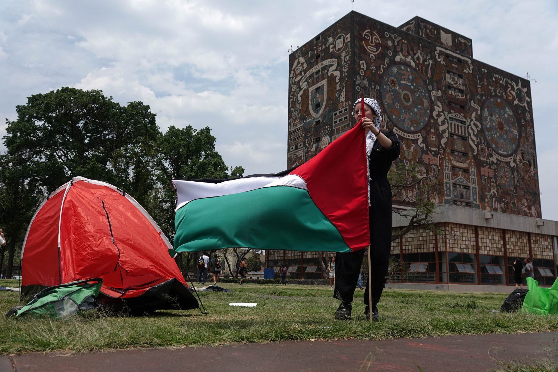 Estudiantes exigen que se terminen las relaciones entre México e Israel y que se ponga un alto al fuego en Palestina
