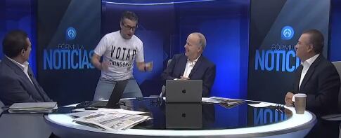 Marco Antonio Regil interrumpe entrevista en vivo de Manlio Fabio Beltrones con Ciro Gómez Leyva con un extraño baile