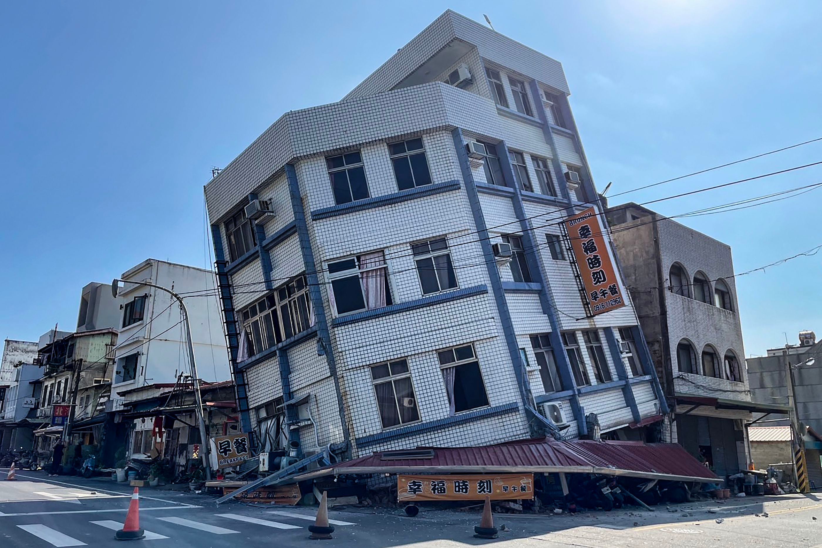 Edificios inclinados apunto de derrumbarse tras terremoto de magnitud 7.4 en Taiwán