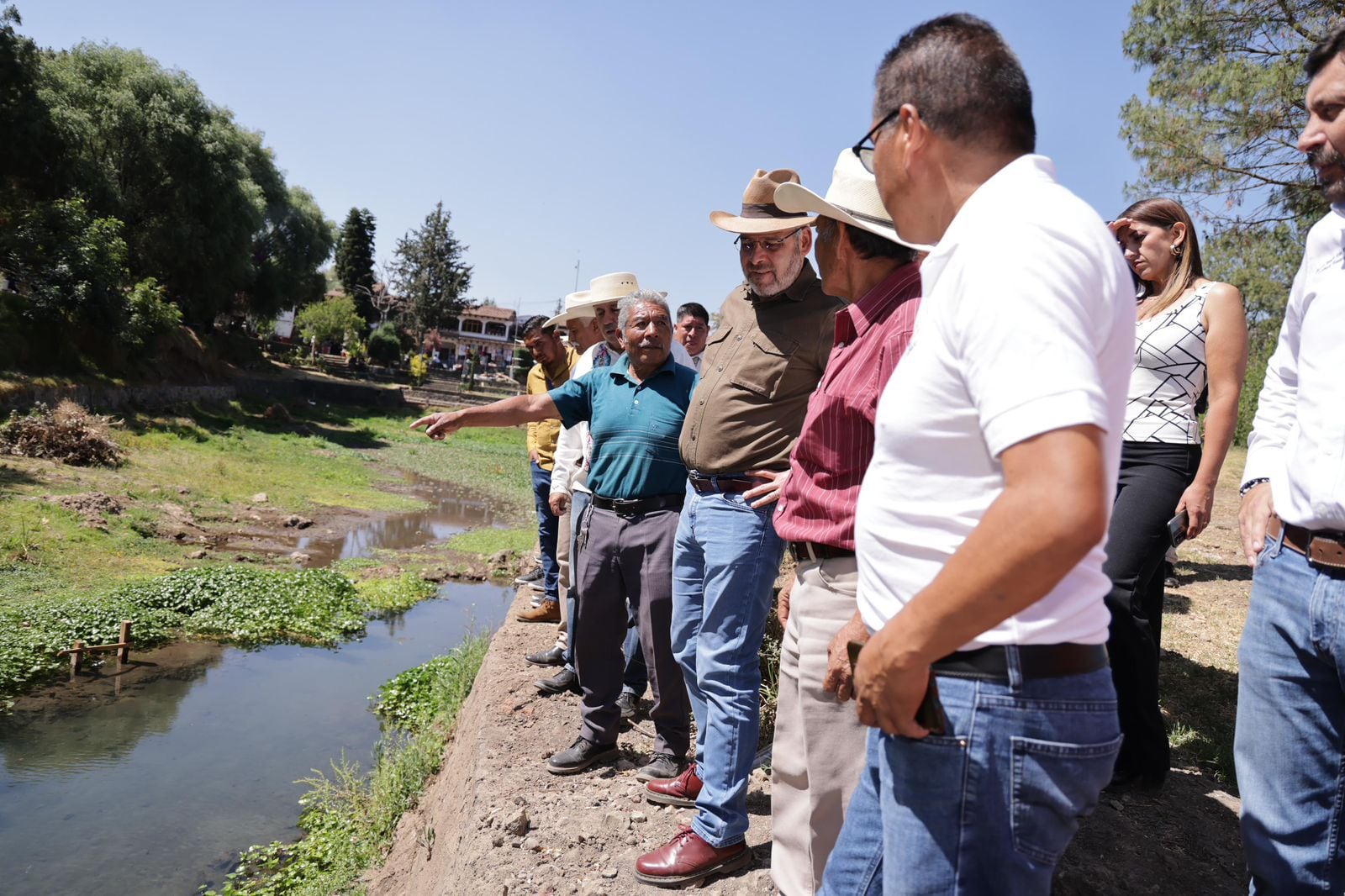 Alfredo Ramírez Bedolla visita lago y manantiales de Pátzcuaro