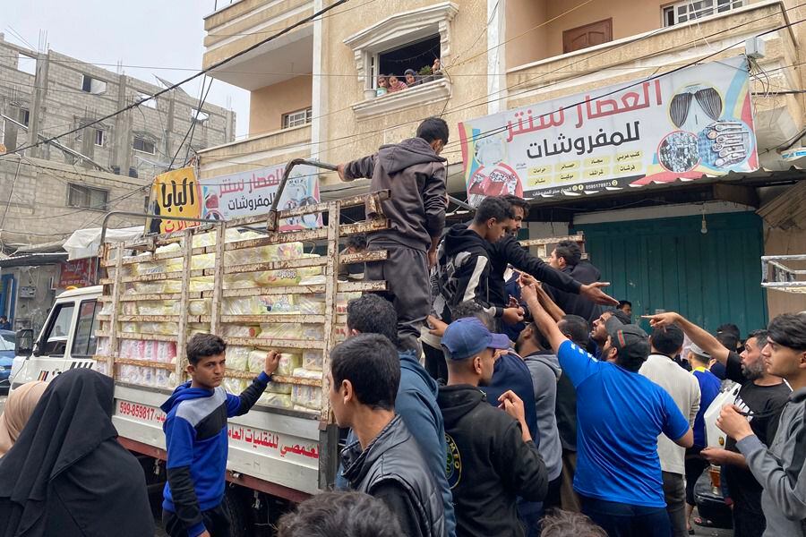 Un camión de distribución de ayuda en una calle de Rafah.