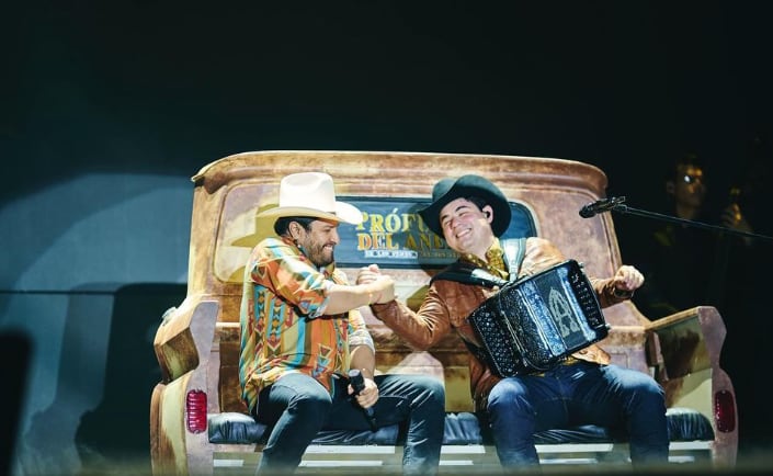 Alfredo Olivas y Julión Álvarez durante gira 